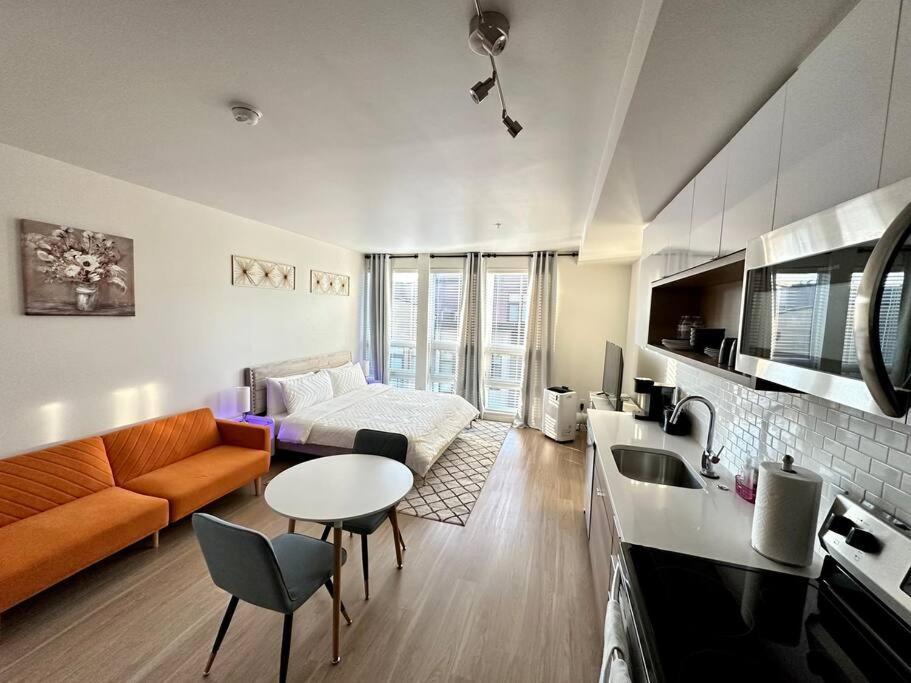 Modern Apartment Downtown Tacoma Near The Convention Center, Free Netflix , King Size Bed & Futon Sofa Bed , Ac, Great Amenities Rooftop, Self-Check-In Экстерьер фото
