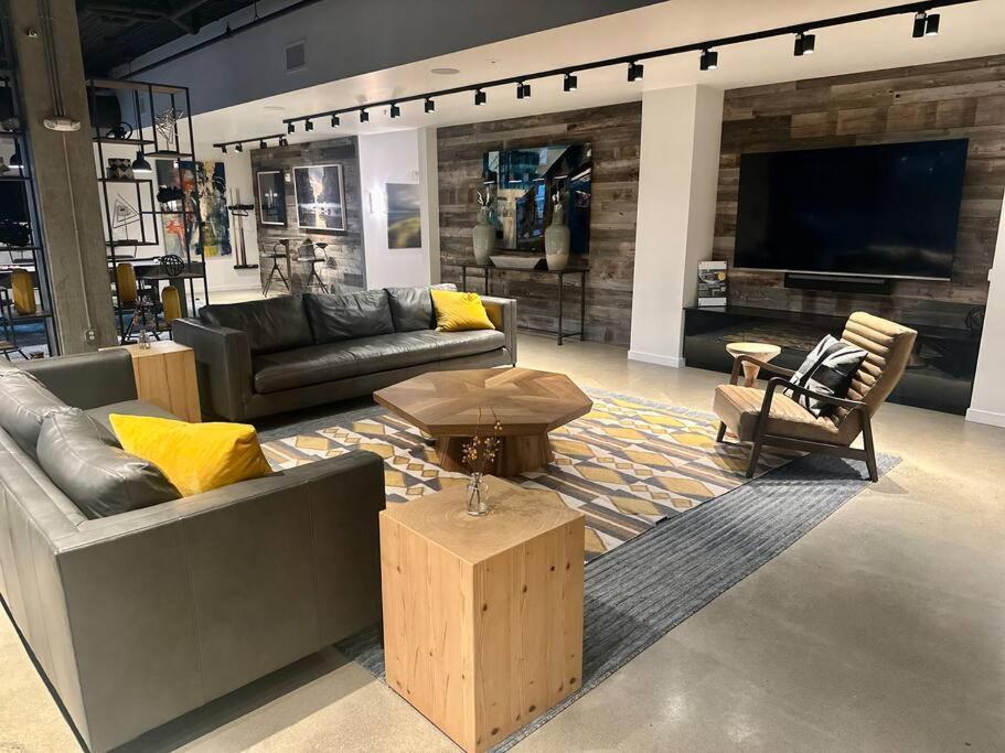 Modern Apartment Downtown Tacoma Near The Convention Center, Free Netflix , King Size Bed & Futon Sofa Bed , Ac, Great Amenities Rooftop, Self-Check-In Экстерьер фото