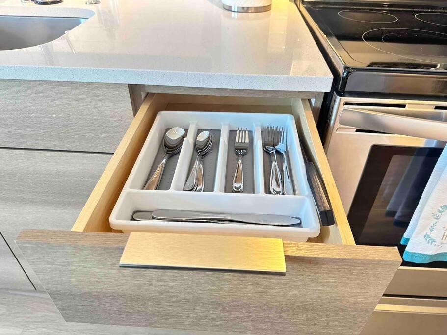 Modern Apartment Downtown Tacoma Near The Convention Center, Free Netflix , King Size Bed & Futon Sofa Bed , Ac, Great Amenities Rooftop, Self-Check-In Экстерьер фото