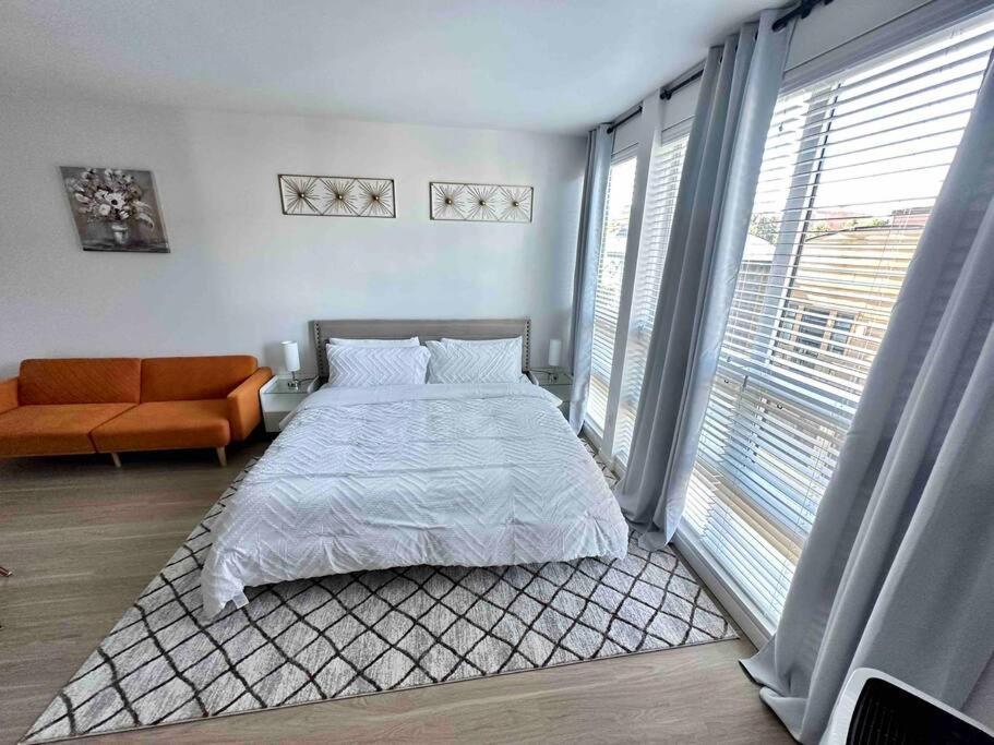 Modern Apartment Downtown Tacoma Near The Convention Center, Free Netflix , King Size Bed & Futon Sofa Bed , Ac, Great Amenities Rooftop, Self-Check-In Экстерьер фото