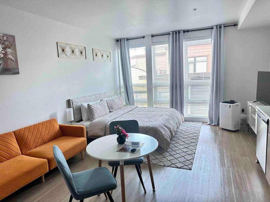 Modern Apartment Downtown Tacoma Near The Convention Center, Free Netflix , King Size Bed & Futon Sofa Bed , Ac, Great Amenities Rooftop, Self-Check-In Экстерьер фото