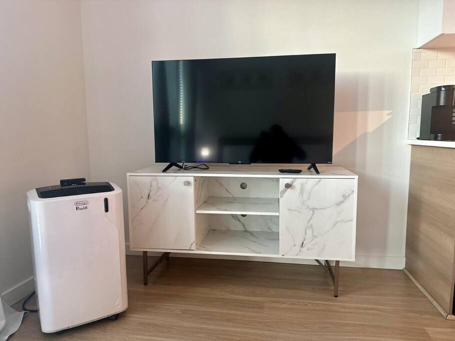 Modern Apartment Downtown Tacoma Near The Convention Center, Free Netflix , King Size Bed & Futon Sofa Bed , Ac, Great Amenities Rooftop, Self-Check-In Экстерьер фото