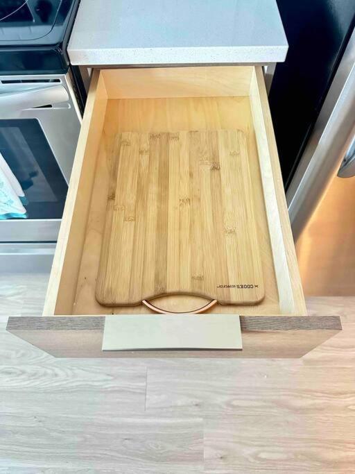 Modern Apartment Downtown Tacoma Near The Convention Center, Free Netflix , King Size Bed & Futon Sofa Bed , Ac, Great Amenities Rooftop, Self-Check-In Экстерьер фото
