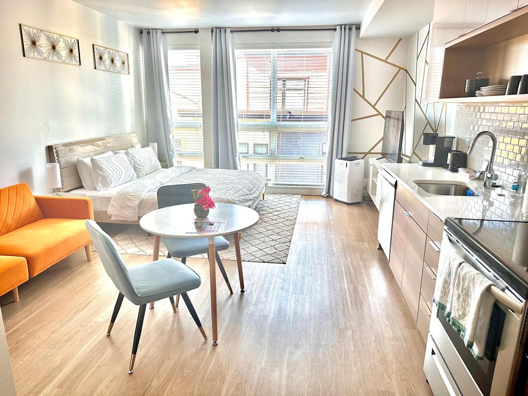Modern Apartment Downtown Tacoma Near The Convention Center, Free Netflix , King Size Bed & Futon Sofa Bed , Ac, Great Amenities Rooftop, Self-Check-In Экстерьер фото